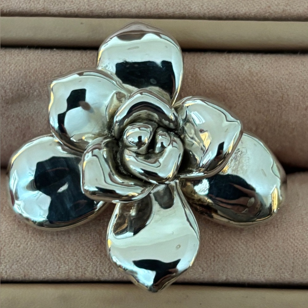 Sterling Silver Floral ring size 8.